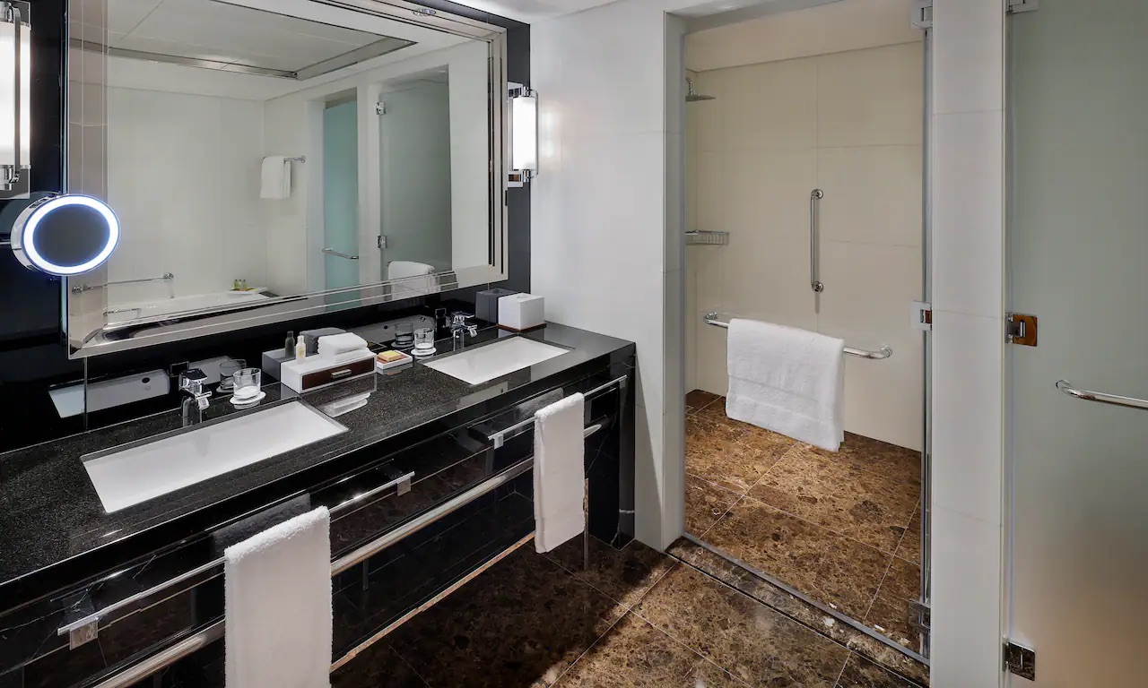 Bathroom King Suite Sea View